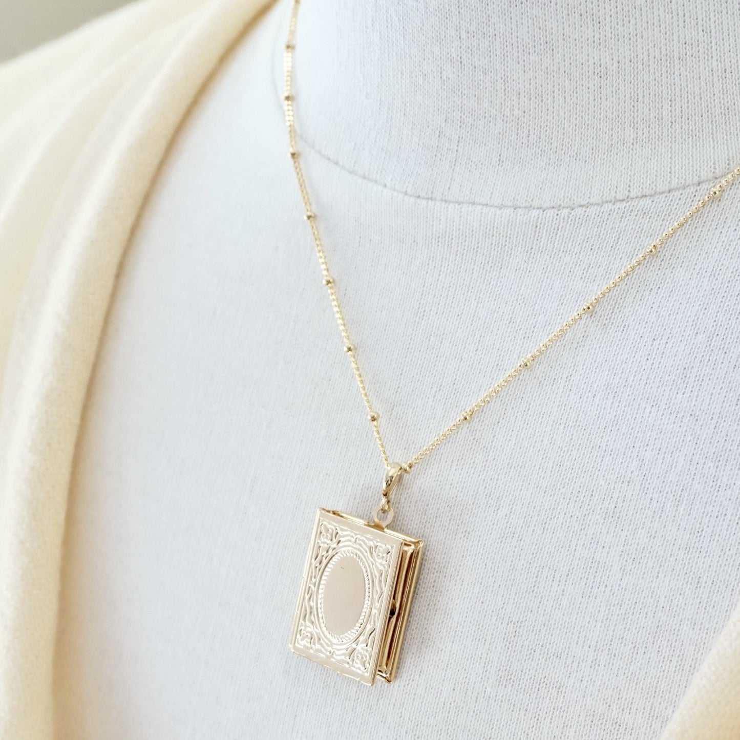 Gold Locket jewelry