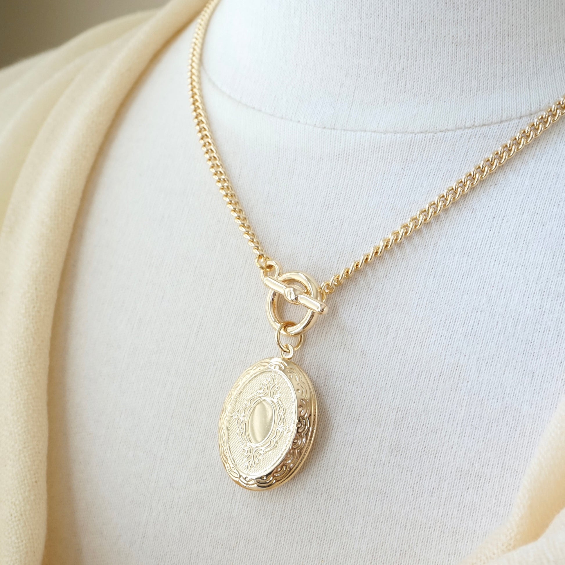 Gold toggle necklace